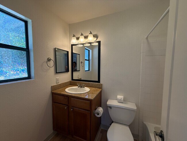 Building Photo - 2 BR/2BA Condo close to shopping, restaurants and beaches
