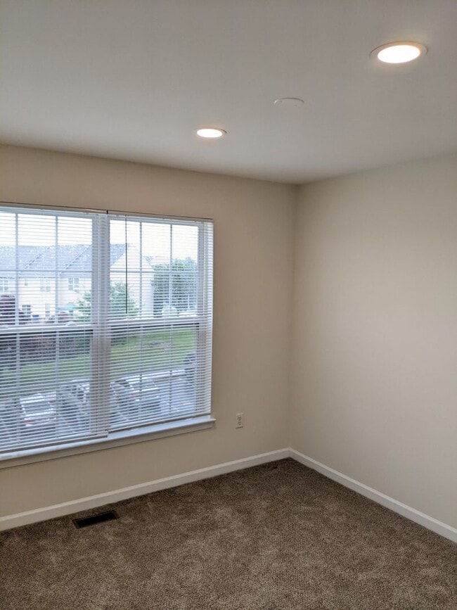 Building Photo - Completely Renovated Townhouse in convenie...