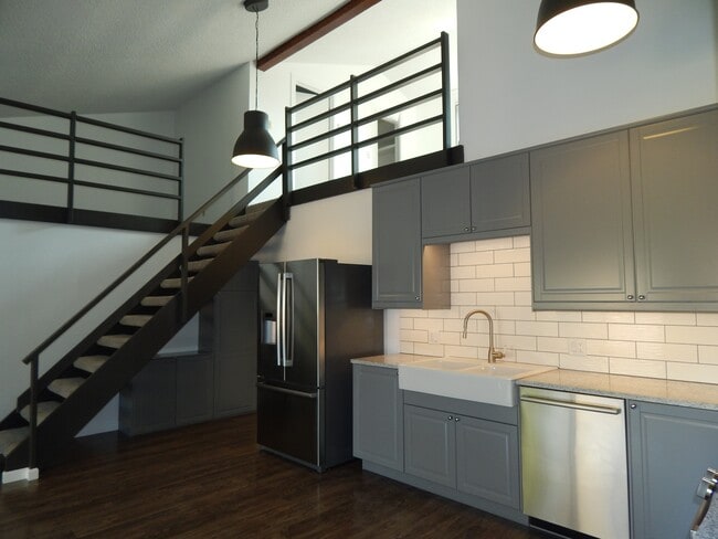 Building Photo - 355 W Deloney Ave