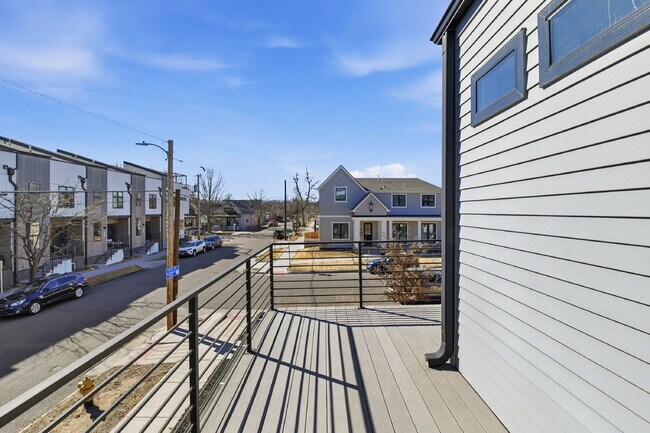 Building Photo - $5,640.95, $300 off the first month's rent, 4 Beds - 5 Bath, Townhouse in Denver with Office!