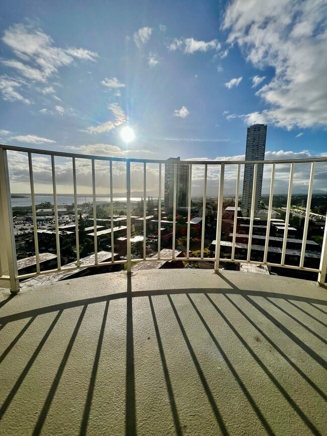 Building Photo - Beautiful 1/1/1 with Sunset Views