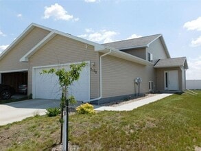 Building Photo - 3 Bedroom Townhome!