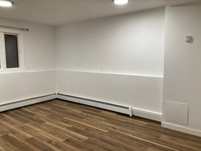 Building Photo - 4th Ave 6 Plex