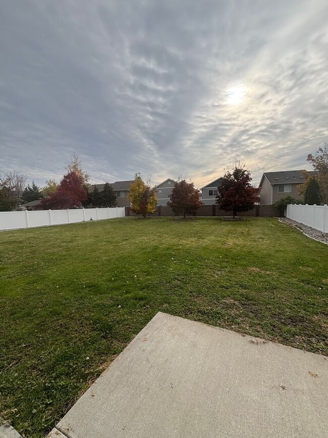 Building Photo - BEAUTIFUL HOME IN THE LANDINGS (APP#59)