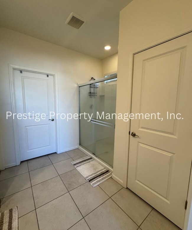 Building Photo - 3/2 Lovely Southwest Home With an Open Layout