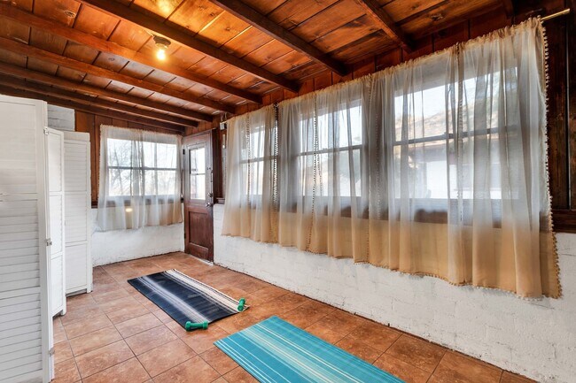 Building Photo - 2 Bedroom 1 Bath - Furnished Hilltop Home ...