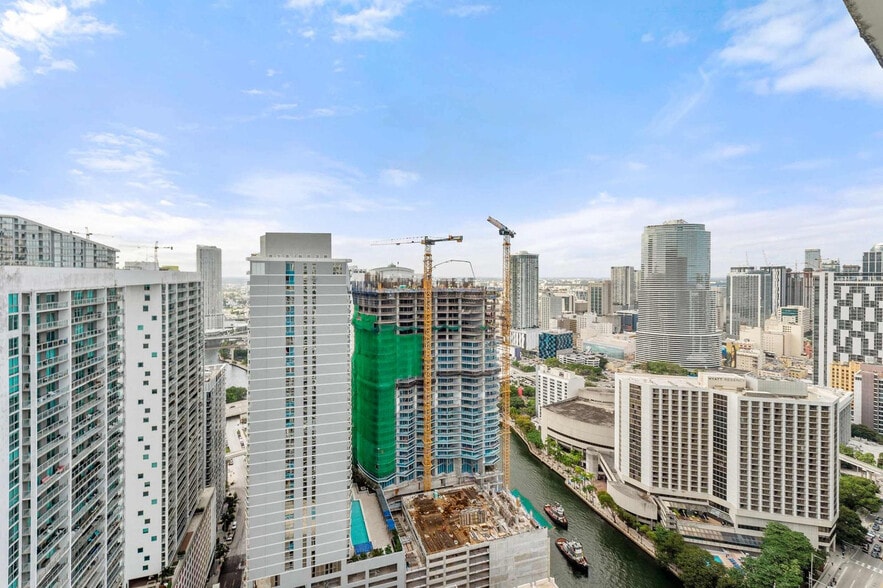 Building Photo - 485 Brickell Ave