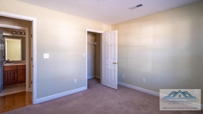 Building Photo - 5002 Blakemore Dr SE