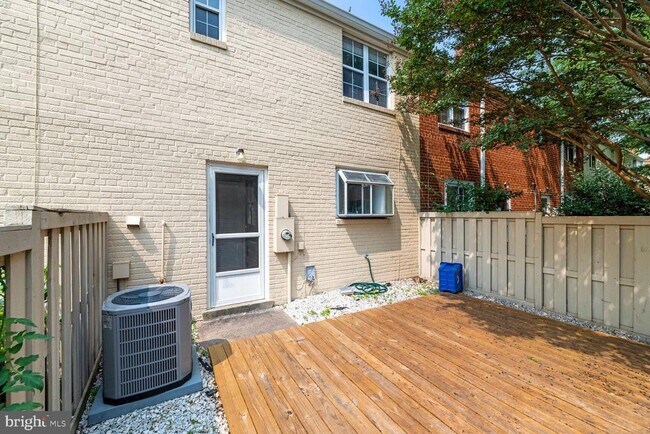 Building Photo - 3723 Ingalls Ave