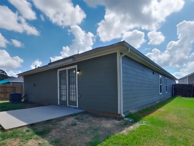 Building Photo - 23020 Shakespeare Dr