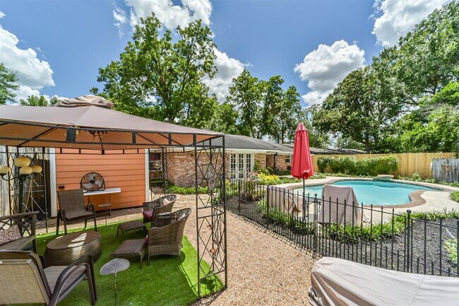 Building Photo - 9910 Pine Lake Dr