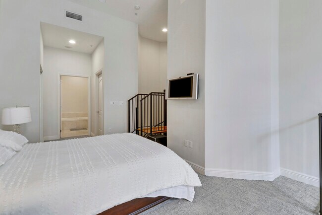 Building Photo - 801 S Olive Ave