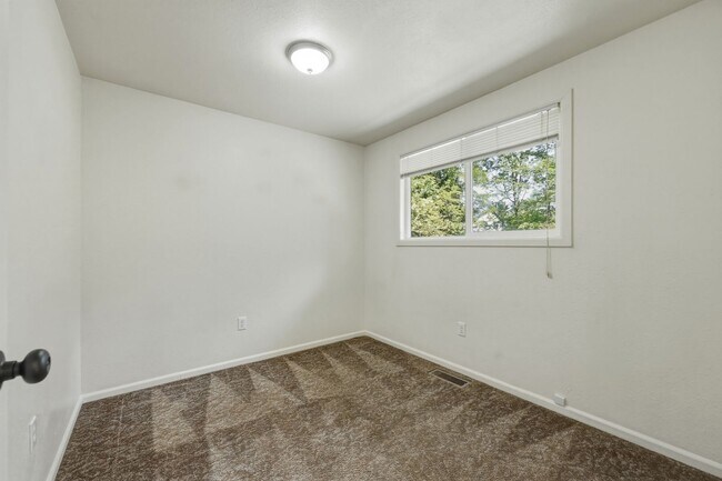 Building Photo - MOVE IN READY NOW!! 4 bed 1 bath on shy half acre! North Thurston School District