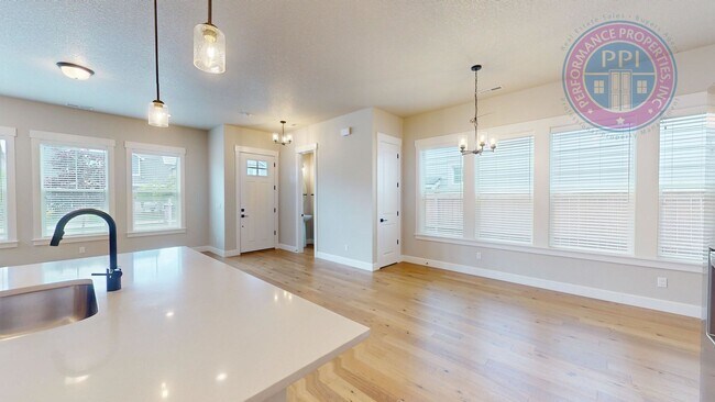 Building Photo - REED'S CROSSING!  Luxury Home, Stylish Amenities, Central Air-Conditioning, Close To Nike & Intel