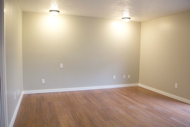 Building Photo - 2bed/2bath, W/D in unit, garage, and all d...