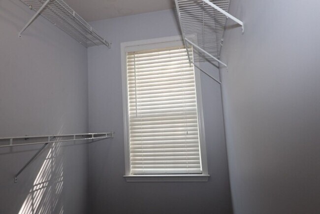 Building Photo - 3 Bedroom Townhome in the Heart of Dulth