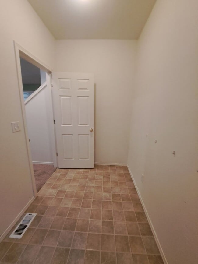 Building Photo - 3 BEDROOM - AC - move in ready Hillsboro