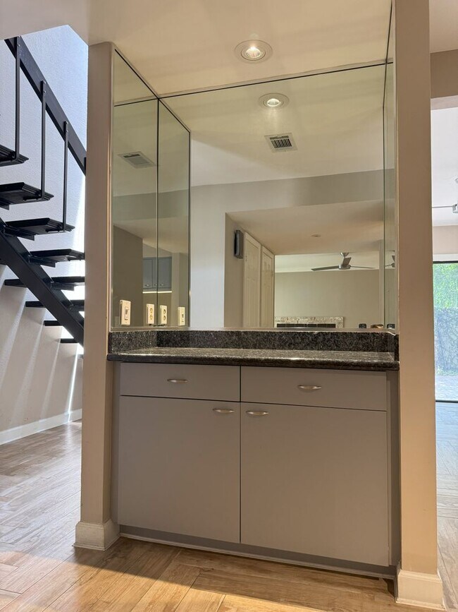 Building Photo - Beautifully updated 2 bedroom 2.5 bath tow...