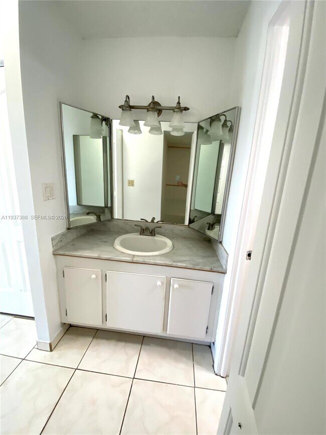 Building Photo - 1200 NE Miami Gardens Dr