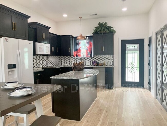 Building Photo - 1512 W Twelfth St