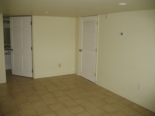 Building Photo - 1727 W Youngs Ditch Rd