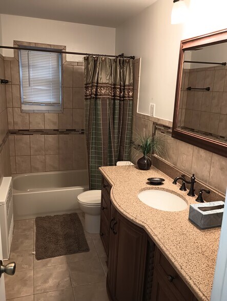 Main bathroom - 819 Brooklyn Ave