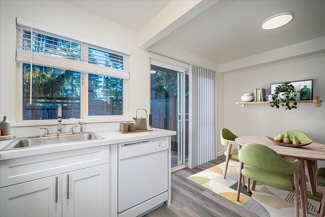 2 Bed, 1.5 Bath Dining Room - Park Ballinger