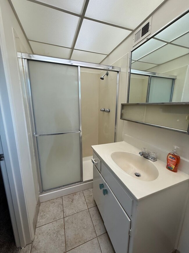 Building Photo - 3 bed 2 bath available in Sacramento!