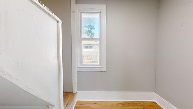 Building Photo - 3 Bed Single Family with Huge Kitchen and ...