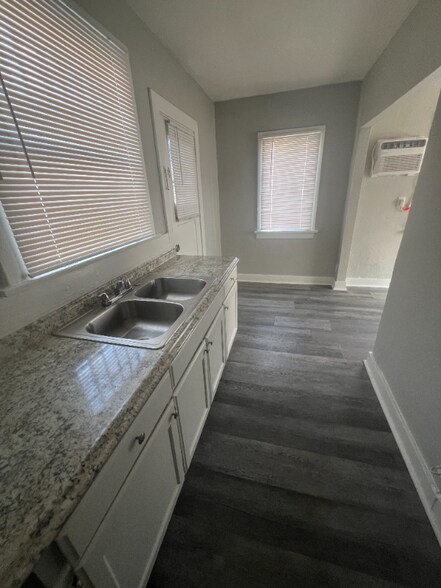 Building Photo - 1743 Sichel St