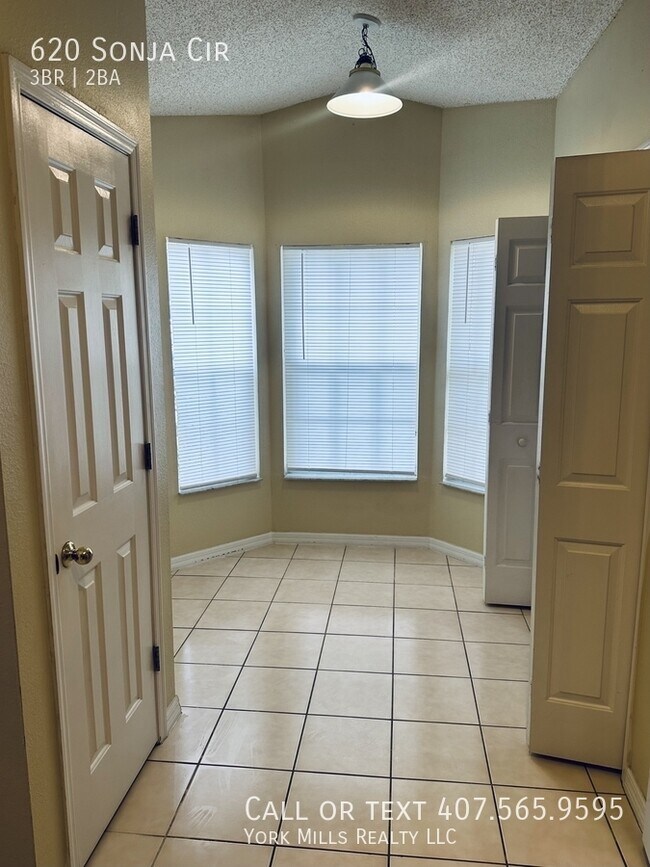 Building Photo - 620 Sonja Cir