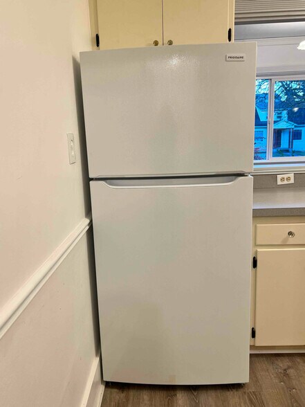 Building Photo - 400 W 17th St