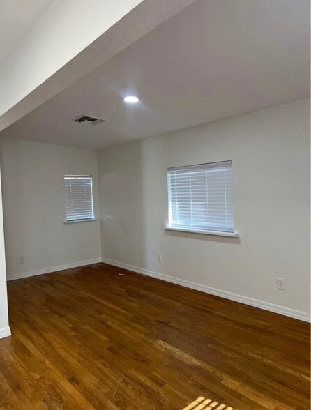 Building Photo - 9610 N 11th Ave