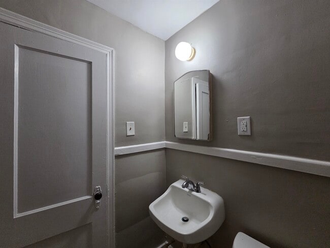 Building Photo - 802 N Dunlap St