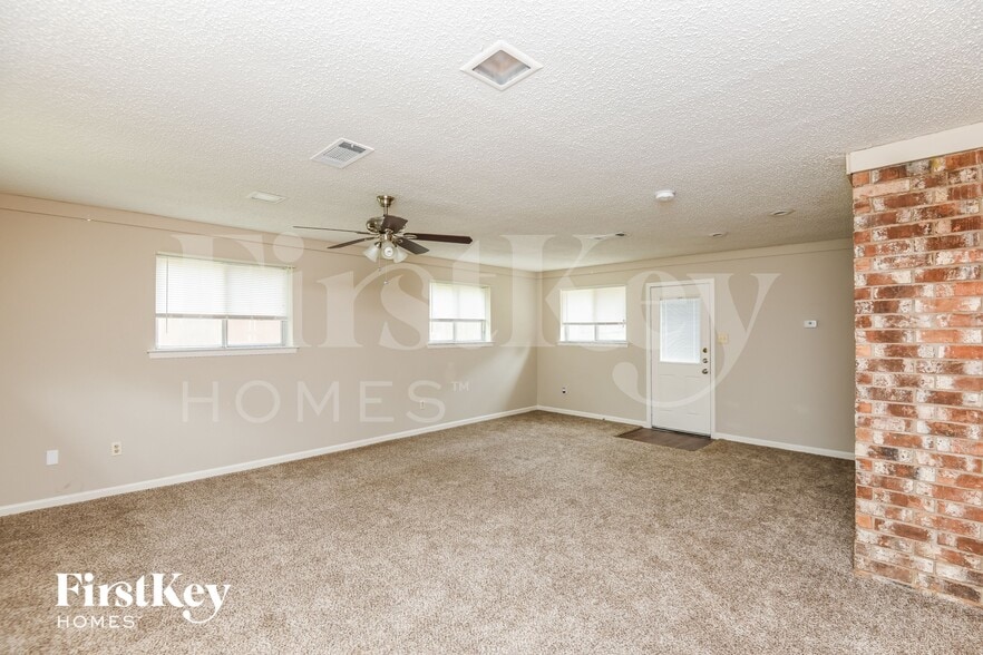 Building Photo - 2100 Cedar Ct