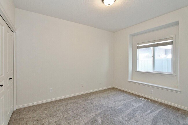 Building Photo - Stunning Home w/Open Floor-plan