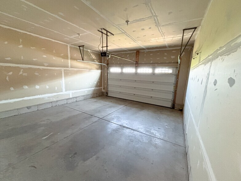 Building Photo - 958 Parkland Dr