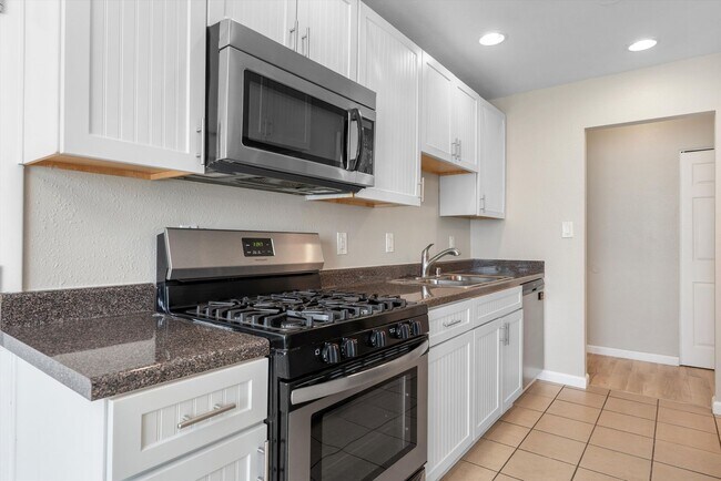 Building Photo - For Rent with Move-in Special ($1,200 off Base Rent ) | 3 Beds 2 Bath | 2 Car Garage |  NE Height...