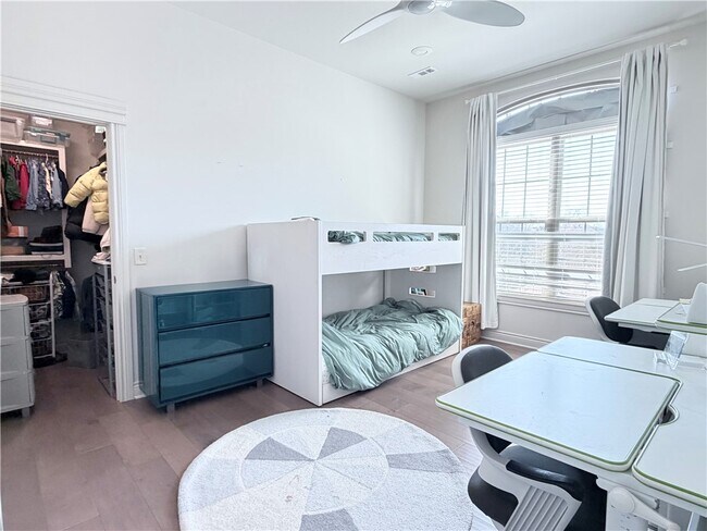 Building Photo - 609 SE Hendrix St