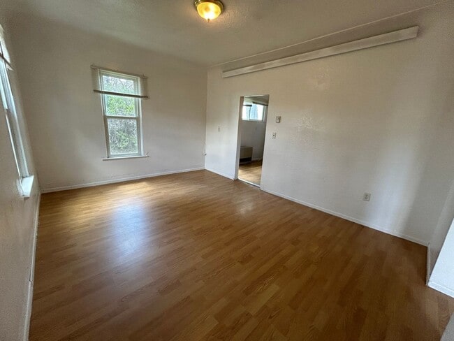 Building Photo - 2 Bed 1 Bath Large House with Fenced Yard and Washer Dryer Hookups