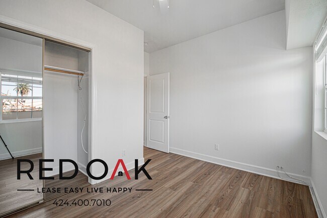 Building Photo - 731 W 46th St