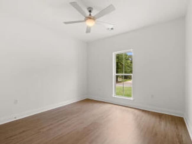 Building Photo - 308 W Schweitzer Ave