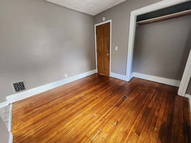 Building Photo - Three Bedroom Single Family Home!