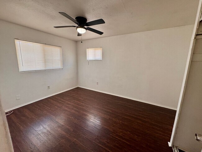 Building Photo - 205-205 Valley View Dr