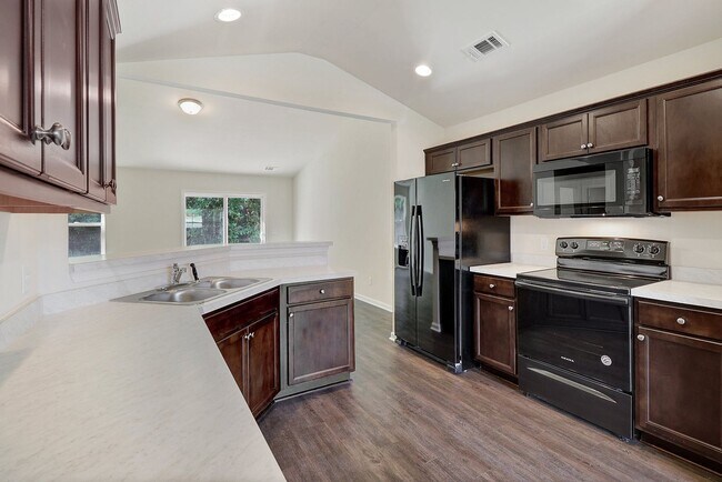Building Photo - 3 bed 2 bath - Hartfof