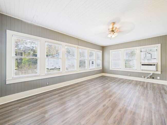 Building Photo - ATTENTION UL STUDENTS!!!!