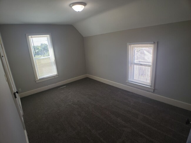 Building Photo - Cozy 2 Bedroom 1 bath Upstairs with Garage