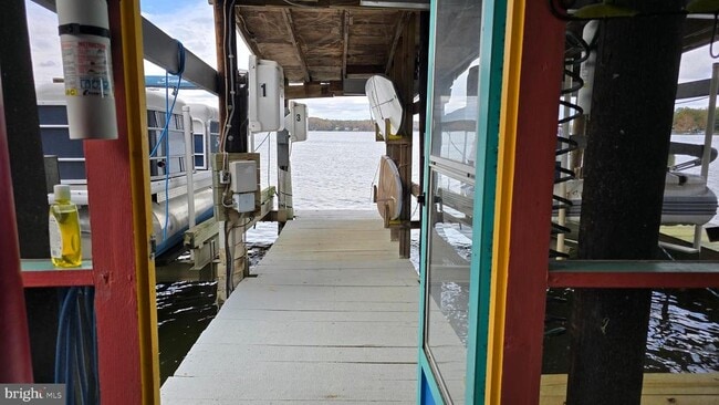 Building Photo - 36 Shore Dr