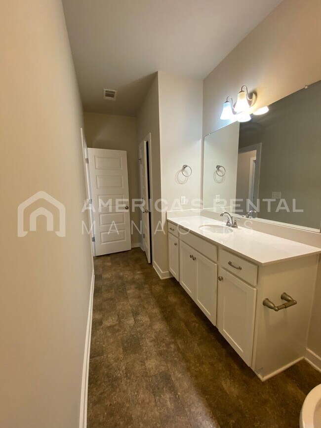 Building Photo - 10953 Woodland Dr