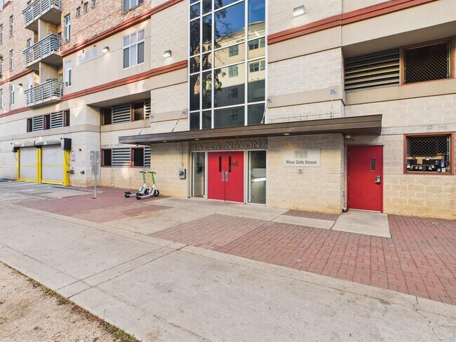 Building Photo - 711 W 26th St